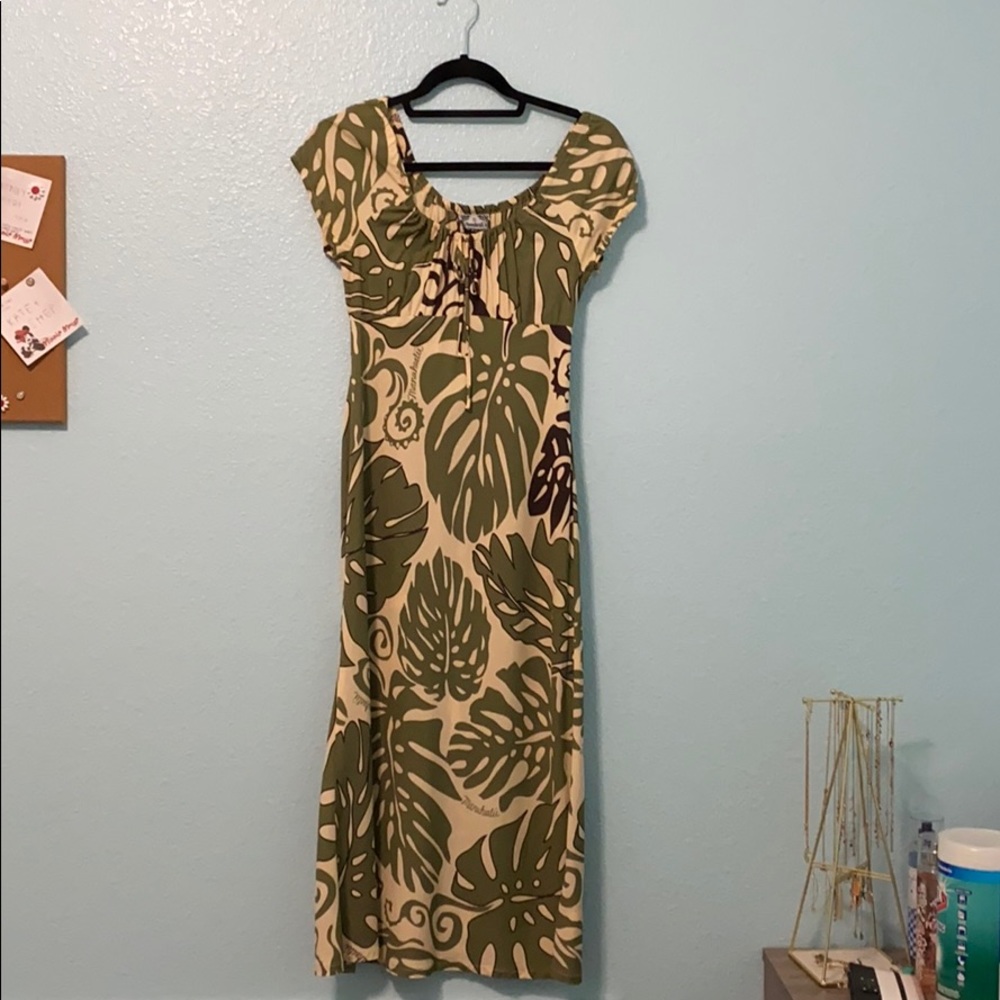 Manuheali’i dress in excellent condition!